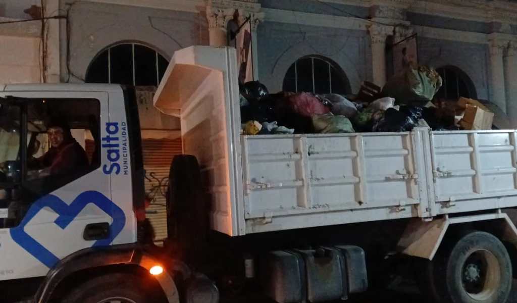 Frente al paro, limpieza y multas a los infractores: Intensos trabajos nocturnos del municipio  para erradicar microbasurales en el microcentro