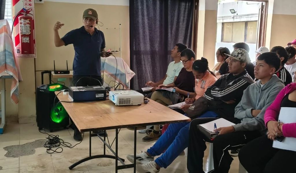 "La Escuela en los Barrios" llega al barrio San Francisco Solano: Aprendé mantenimiento y reparación de celulares