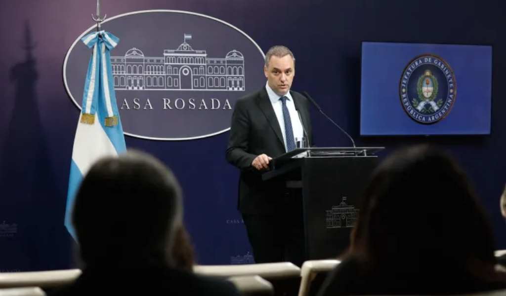 Aparecen chats de Adorni presionando al contratista: "Te van a estar llamando de mi equipo. El abogado"