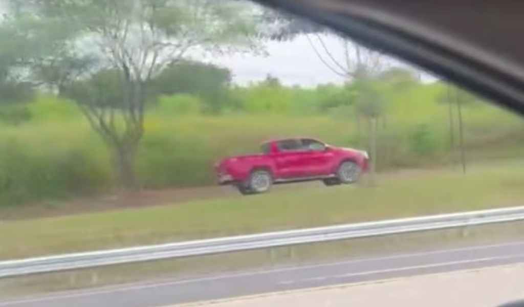 Otro estúpido al volante: Una camioneta circuló a gran velocidad por la ciclovía de Avenida Perón