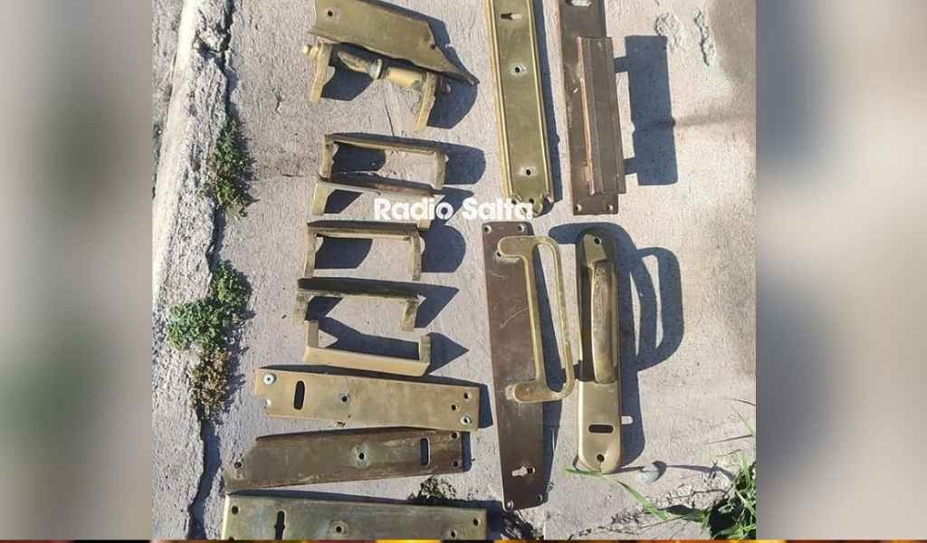 Detienen en Villa Primavera a un ladrón con 15 picaportes de bronce robados