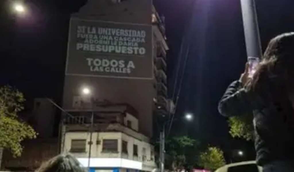 "Si la universidad fuera una cascada, Adorni le daría presupuesto": el slogan convocando a la Marcha Federal Universitaria