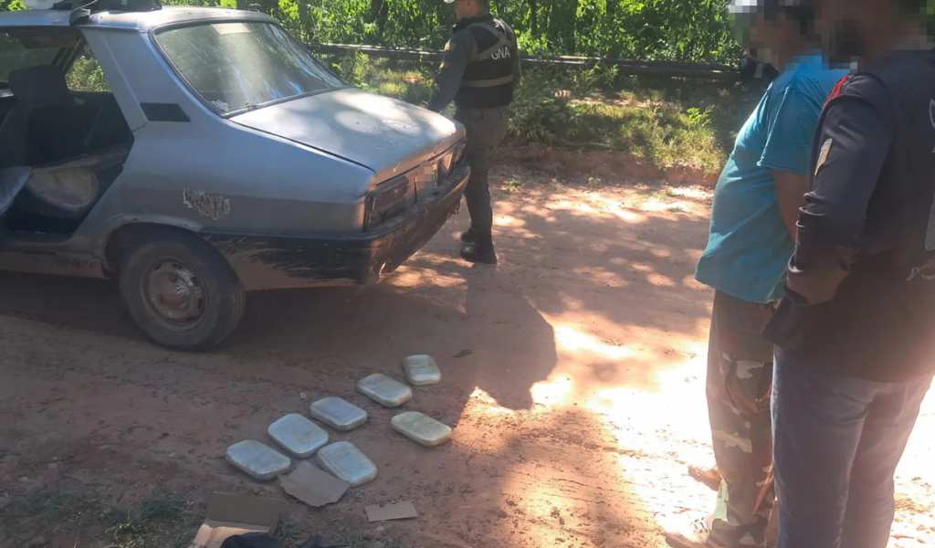 Gendarmería interceptó en el norte de Salta a un auto totalmente destartalado llevando más de 7 kilos de cocaína