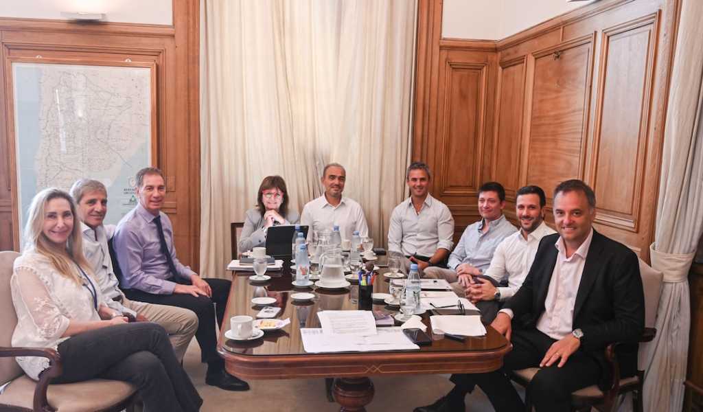 Milei sigue perdiendo en la economía y en la política: Cedió frente a gobernadores, gremios y bancos para “la única ley posible” y la inflación rozó el 3%