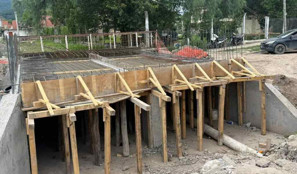 Una importante obra se está desarrollando sobre el canal Tinkunaku: Villa Juanita y La Fama quedarán conectadas por un nuevo paso vehicular