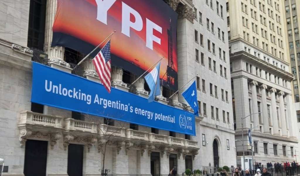 Salto el dólar y el riesgo país, pero las acciones festejaron por la suba del petróleo