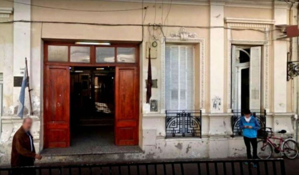 Un alumno ingresó con un machete al colegio en pleno centro salteño, llamaron al 911 y fue echado del establecimiento