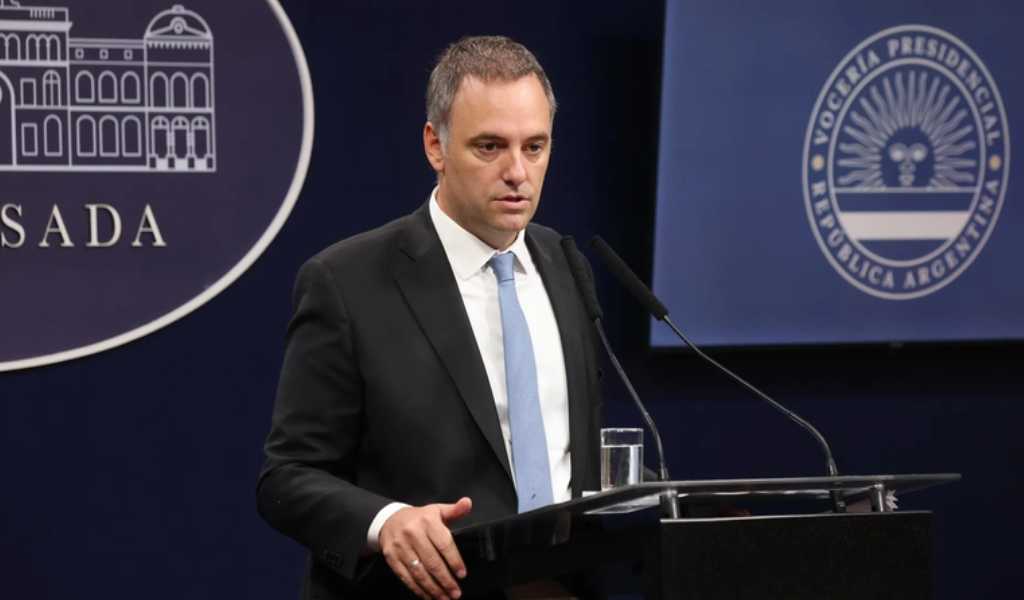 Manuel Adorni, tras la polémica por la inclusión de su esposa en el avión presidencial: "No creo que me vuelva a acompañar, es exponerse"