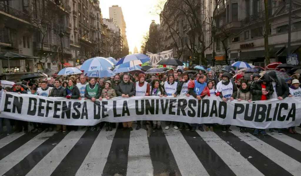 Docentes universitarios de todo el país están de paro y reclaman que se cumpla la ley de financiamiento