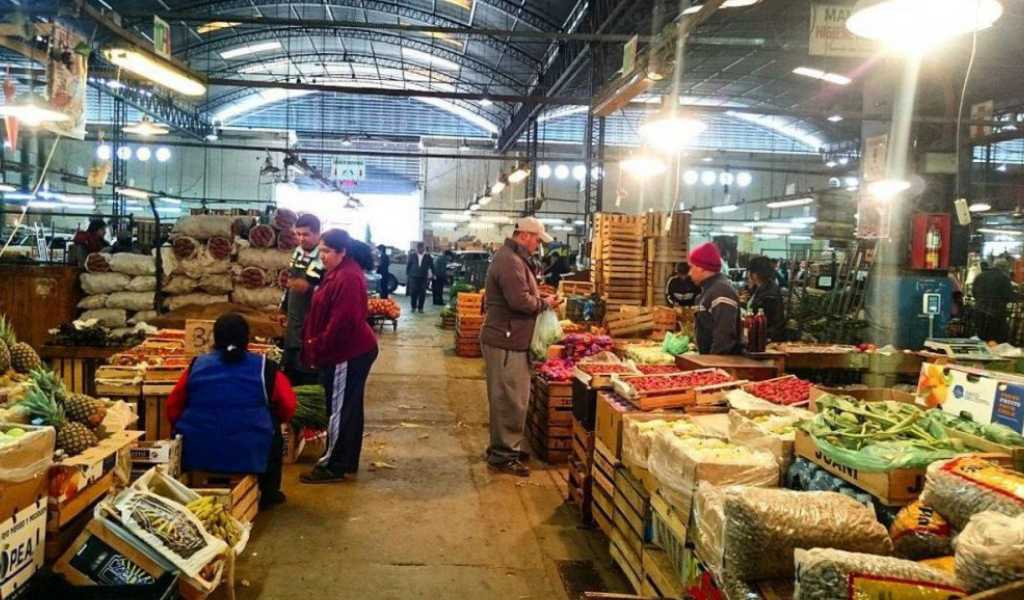 "Cada vez son más adultos mayores piden frutas y verduras en Cofruthos". La crisis golpea fuertemente