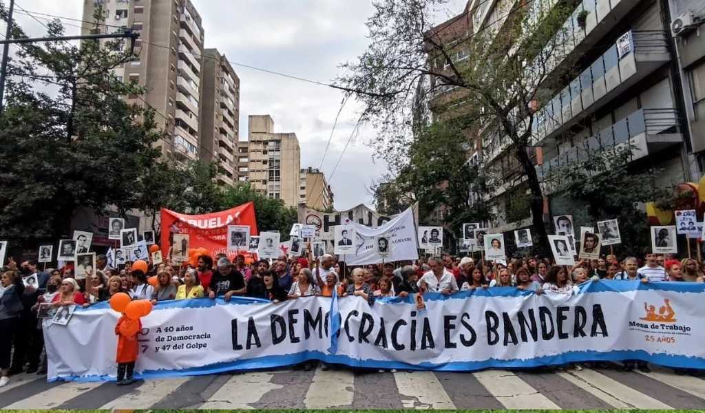 "8 de cada 10 argentinos eligen la democracia por sobre cualquier otra forma de gobierno"