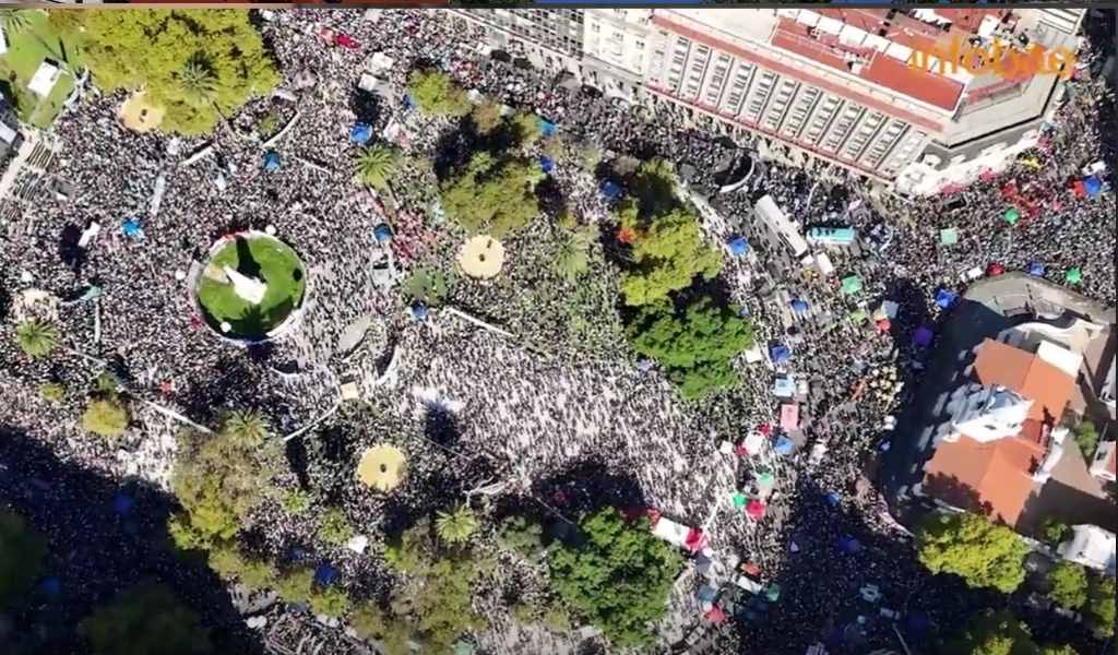¡Nunca Más! Una multitud llenó la Plaza de Mayo a 50 años del golpe militar
