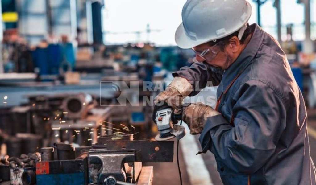 Se acelera la pérdida del empleo formal en Argentina: El sector industrial despidió a 100.000  trabajadores