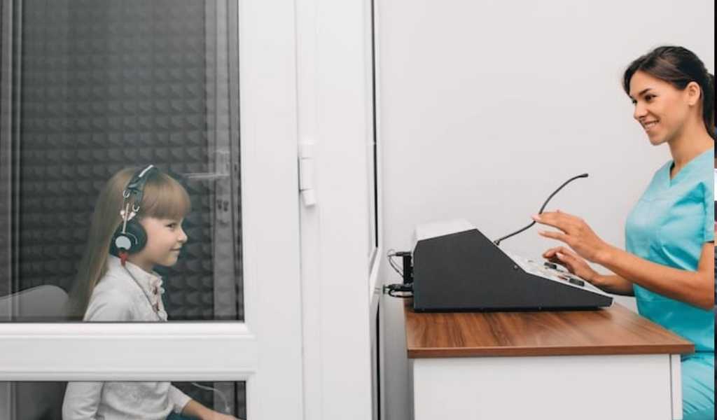 Especialistas instan a incluir exámenes auditivos obligatorios en el ingreso escolar para detección tempranas de enfermedades