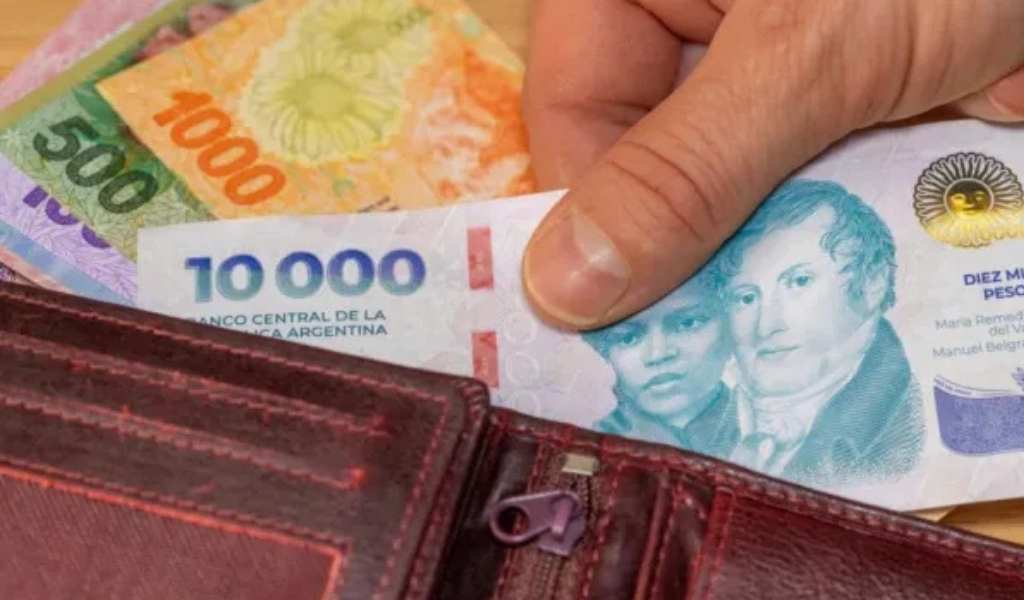 Caputo sale a inyectar pesos con un doble objetivo: darle un envión al consumo y sacar del piso al dólar