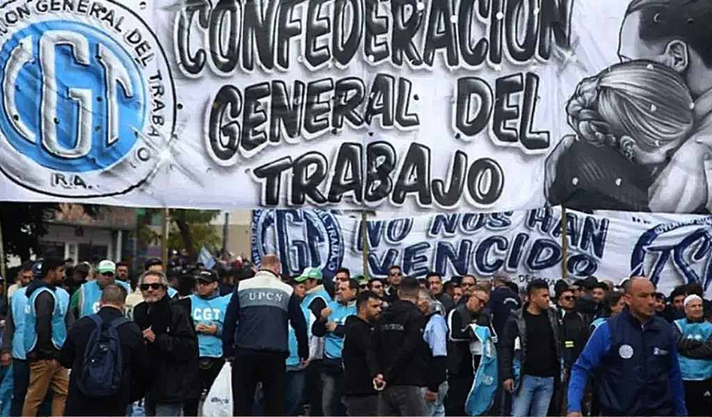 La CGT marcha y exige: "Que cada gremio pueda tener una discusión libre en sus paritarias salariales. Sin techos"