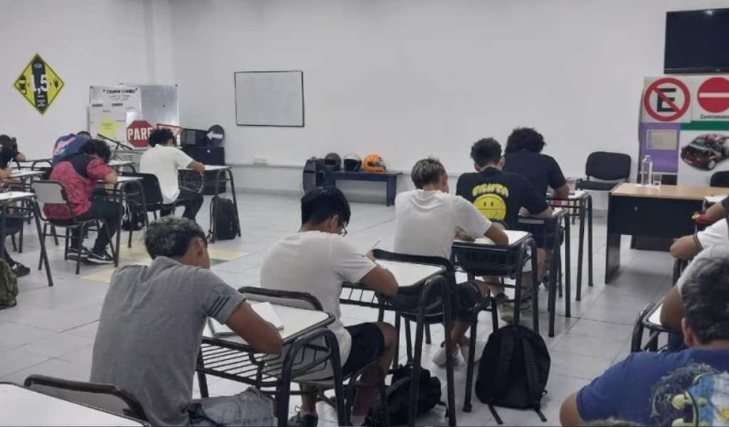 Primera Licencia de conducir: cerca de 40 adolescentes salteños de 17 años rindieron el examen teórico