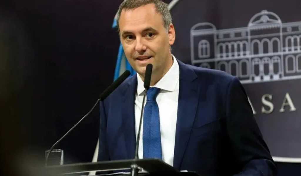 Las torpezas de Adorni no paran: Quiso  modificar a destiempo su declaración jurada, pero lo descubrieron