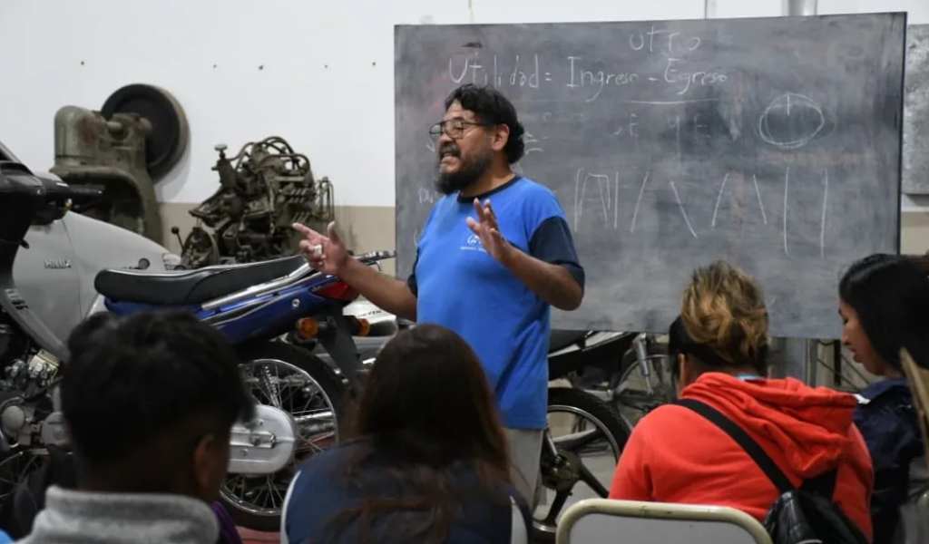 Aprender para emprender: vecinos se capacitan en electricidad de motos