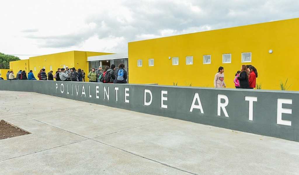 Encontraron tres balas junto a amenazas en el baño de mujeres en el Colegio Polivalente de Arte