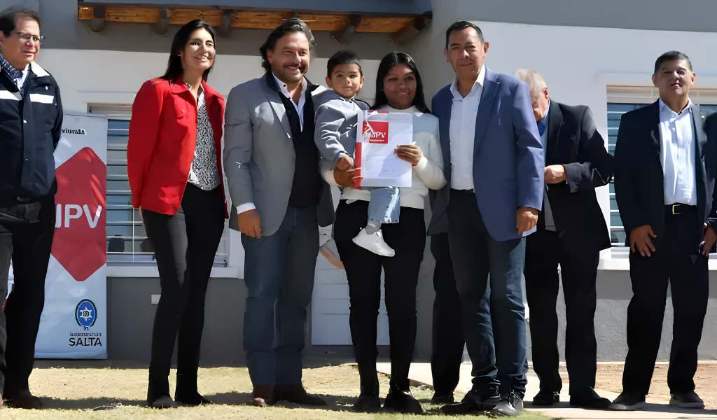 Con fondos provinciales, Sáenz entregó 40 viviendas en Moldes y reactivó una obra paralizada