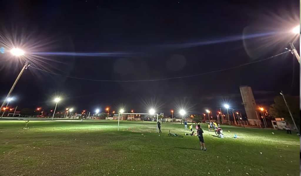 El Municipio la iluminó por completo: La cancha de barrio San Ignacio ahora se disfruta también de noche