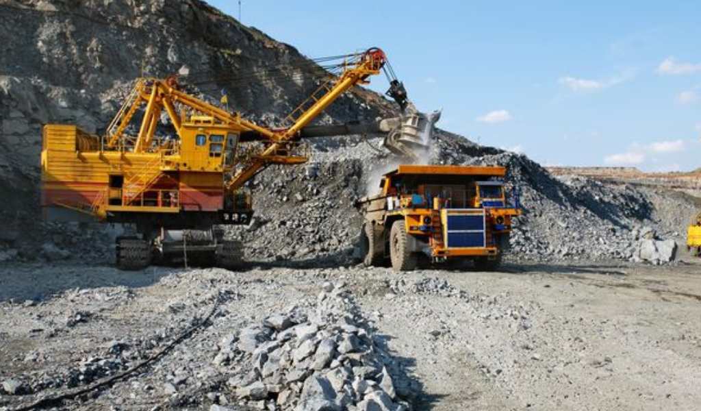 Empresas mineras advierten: sin rutas ni trenes, el sector avanza "como gigante a pasos de bebé"