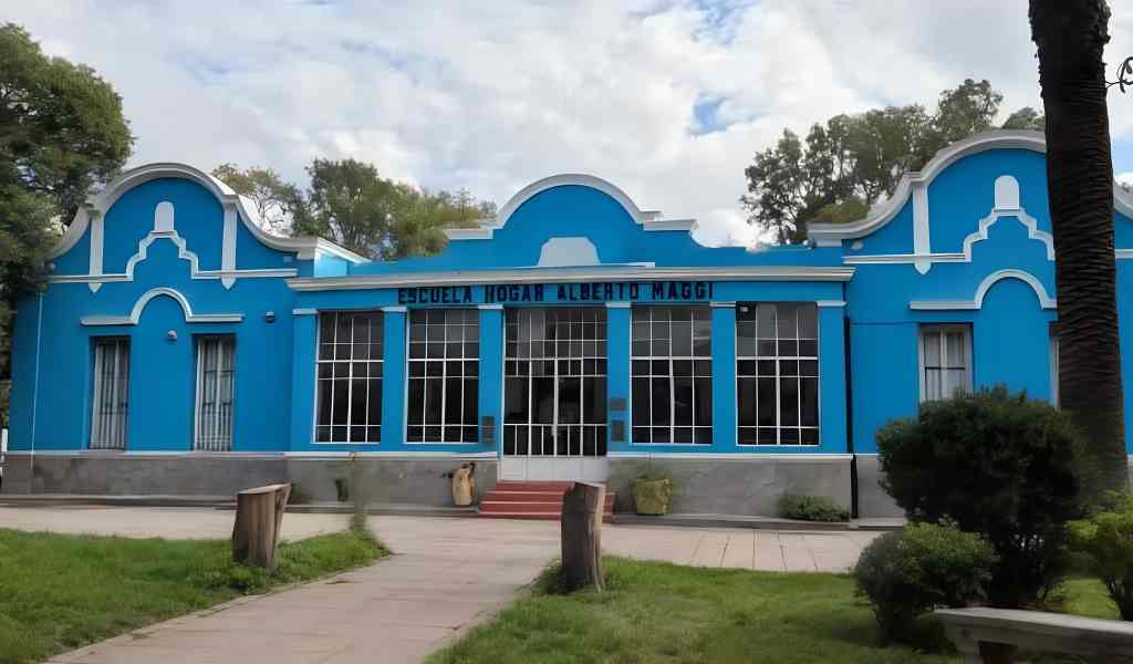 En Córdoba, un alumno de tercer grado llevó un arma a la escuela: la rápida reacción de una docente permitió alertar a la policía