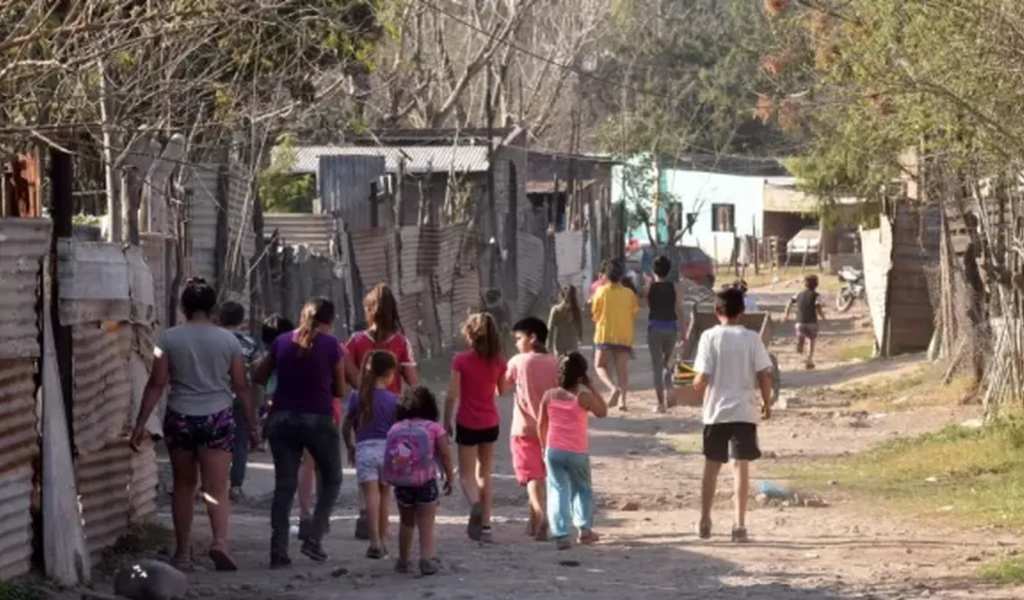 Una familia de 4 integrantes en Argentina necesitó $1,56 millones para no ser pobre en julio y $ 708 mil para comer