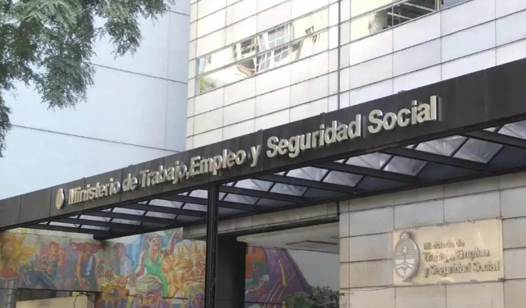 Salario Mínimo: Los empresarios ofrecieron un miserable aumento y la CGT y ambas CTA coincidieron que "es una vergüenza"