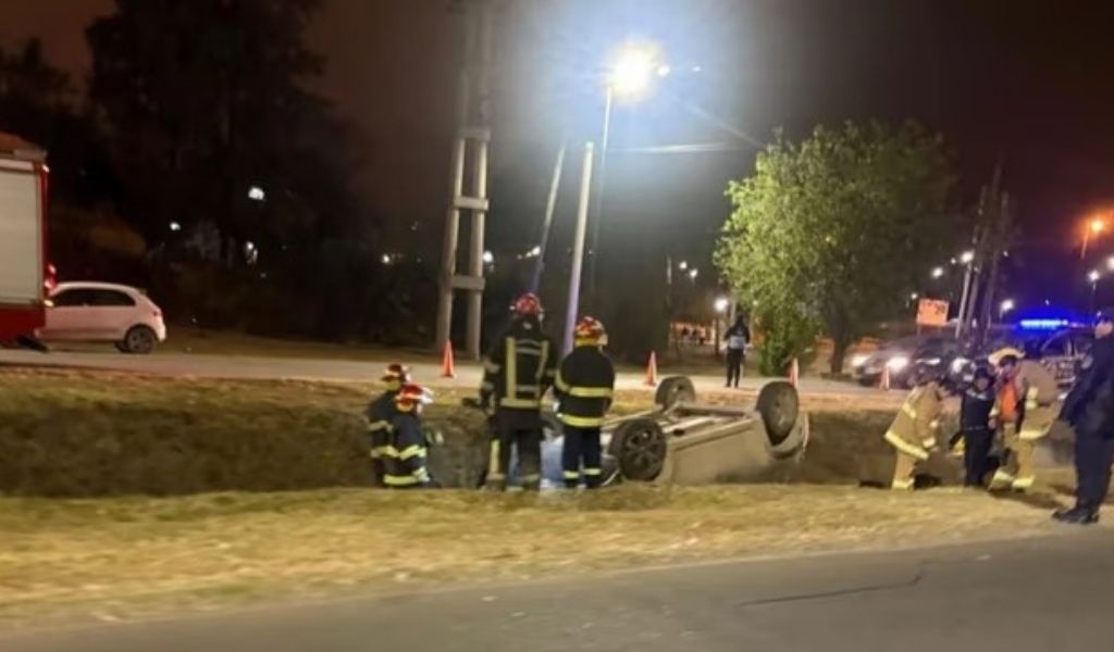 Un auto cayó a un canal en la Circunvalación Noroeste y asistieron a una mujer