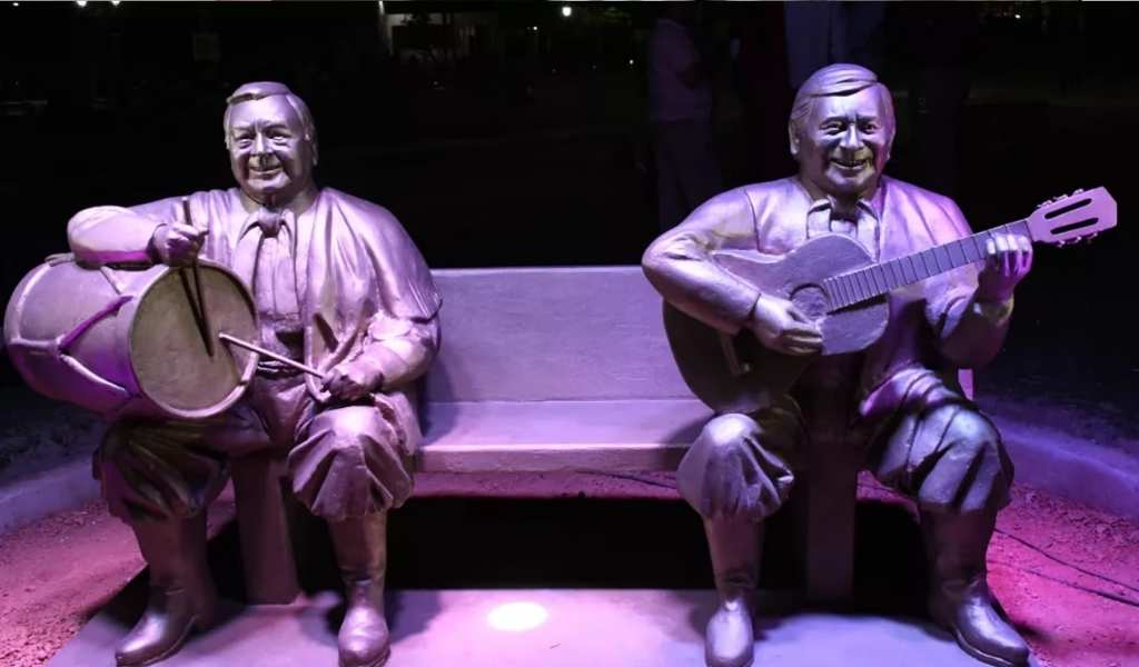 En Orán inmortalizaron a Federico Córdoba y “Ucucha” Franco con esculturas de tamaño real