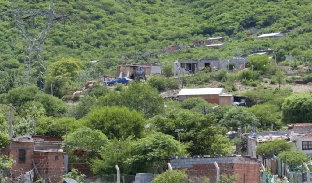 Por sismos y lluvias un geólogo advierte sobre el peligro de construir en las laderas de los cerros del este  de la ciudad de Salta