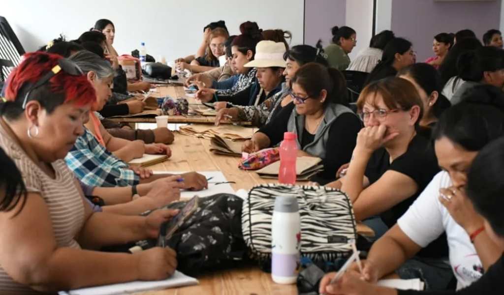 En el CIC de Villa Asunción la Municipalidad inició un taller de marroquinería para emprender en el Día de la Madre