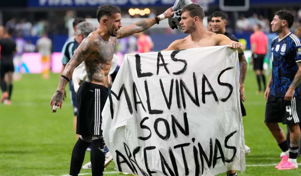 La FIFA sancionó a la Selección por mostrar la bandera de “Las Malvinas son Argentinas” ante Inglaterra en el Mundial