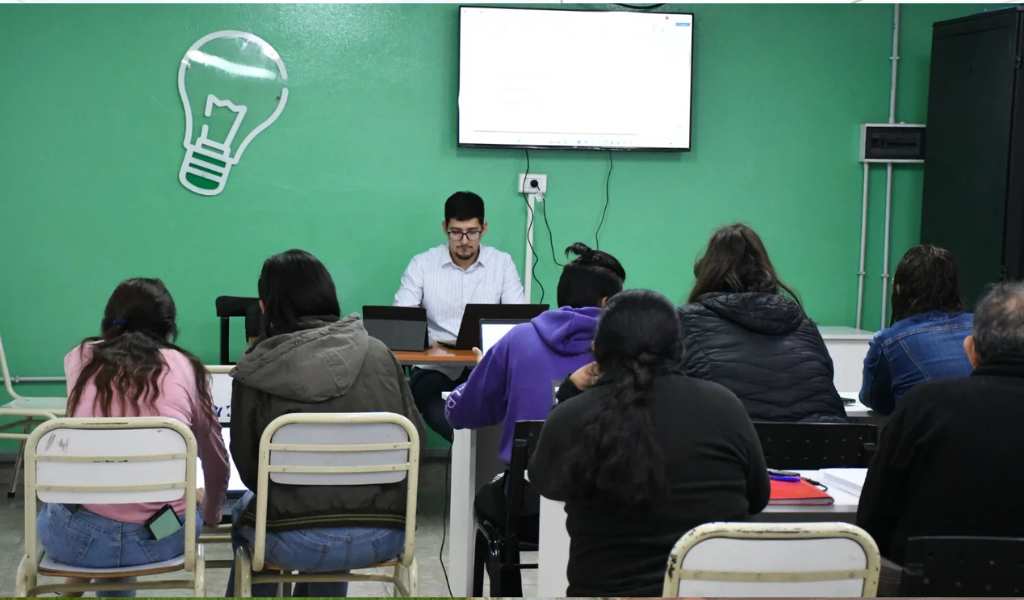 Un click hacia el futuro: Vecinos se capacitaron en Word en la Escuela de Emprendedores