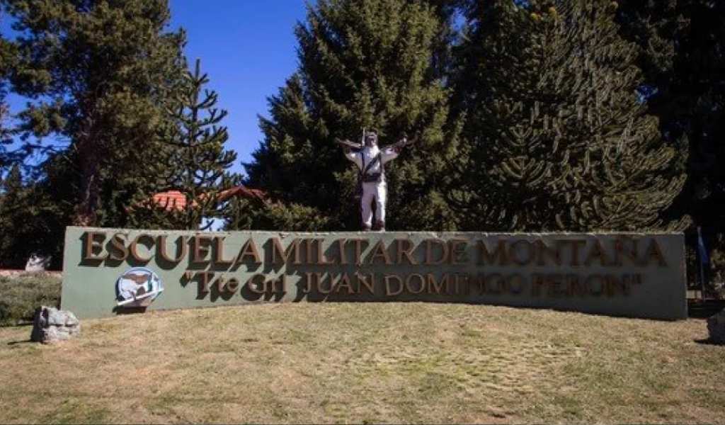 Denunciaron que el ejército retiró el nombre del expresidente Juan Domingo Perón del ingreso a la Escuela Militar en Bariloche