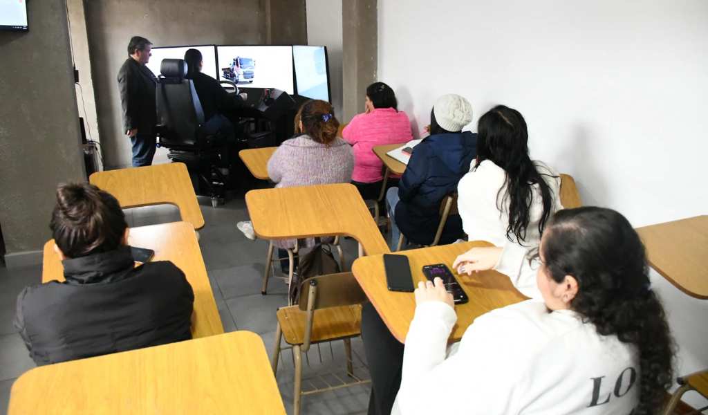 Más de 100 mujeres en la ciudad de Salta avanzan hacia la obtención de su licencia profesional para manejar camiones y colectivos de gran porte