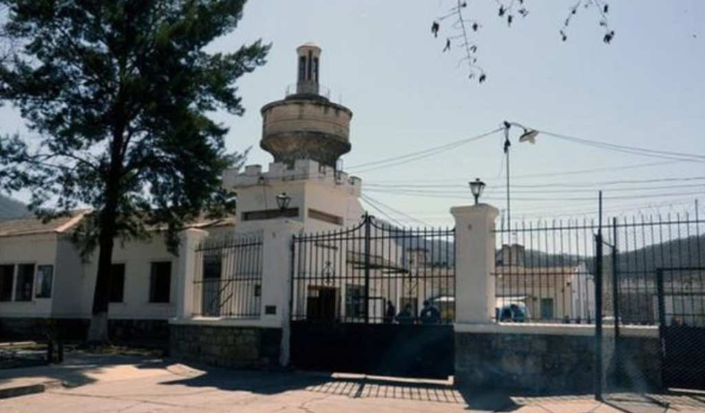 Un allanamiento en la Cárcel de Villa Las Rosas  terminó con el secuestro de droga, celulares y armas carcelarias