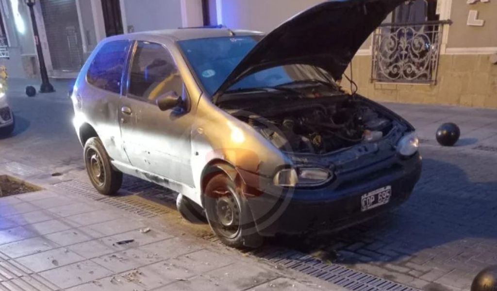 Destrozó su auto: Un alcoholizado perdió el control de su vehículo e impactó contra dos bolardos