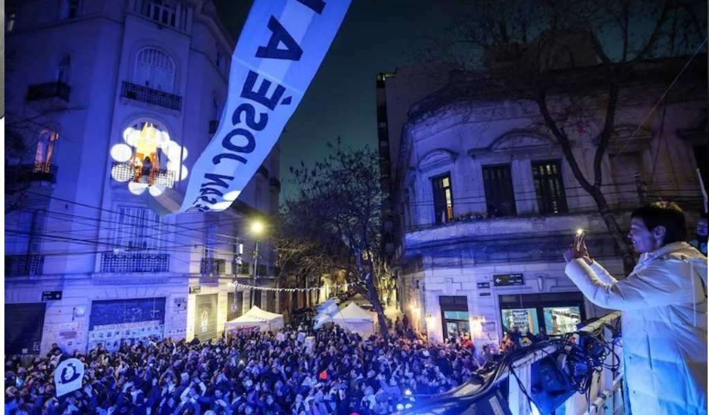 Intiman a Cristina para que cumpla con las reglas de la prisión domiciliaria tras el despliegue de una bandera en su balcón