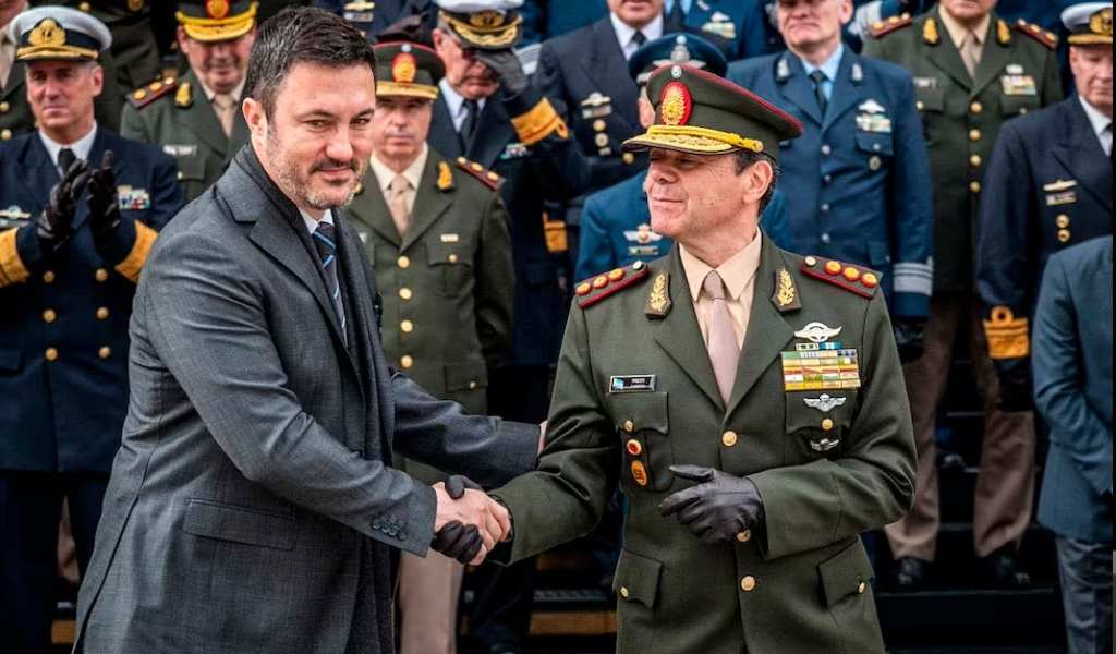 El Gobierno intenta aplacar el malestar en las Fuerzas Armadas con aumentos selectivos para suboficiales, oficiales y personal de rango