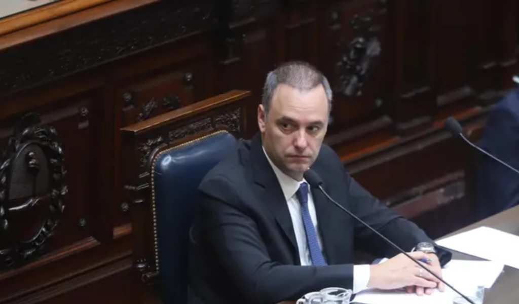 Un sondeo reveló que el 79% cree que Adorni debe renunciar y el 50% considera que el actual Gobierno es "más casta que otros gobiernos"