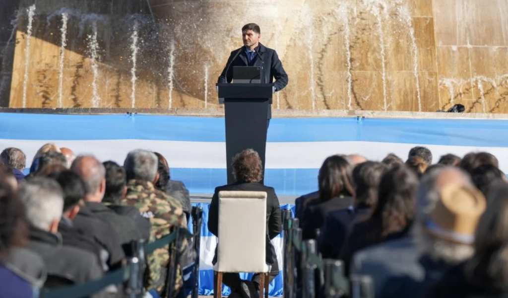 Pullaro le dijo a Milei que en Santa Fe las obras se hacen "sin corrupción" y sentó a Villarruel en el palco