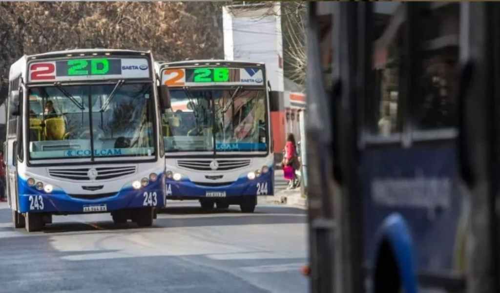 ¿Dueños de las calles o profesionales del volante? El alarmante desprecio de muchos colectiveros de SAETA por las normas viales en Salta