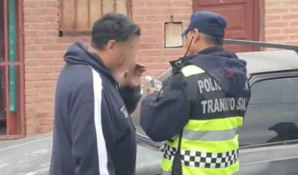 Lo detuvieron a tiempo: Un conductor alcoholizado estuvo a punto de causar un sinietros vial en Villa Chartas
