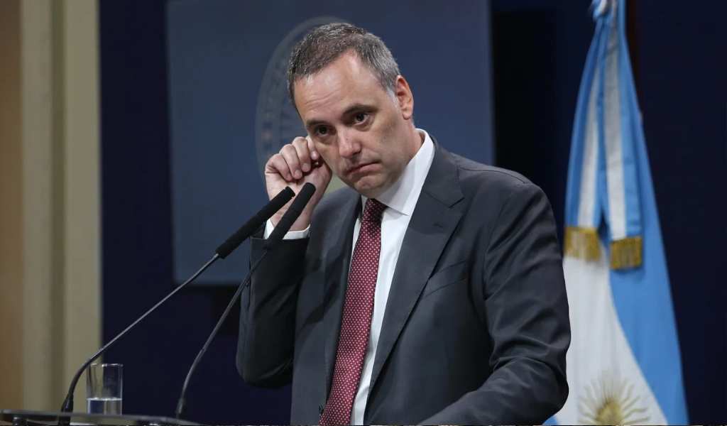 Piden que renuncien los 249 funcionarios que nombró Manuel Adorni en las áreas que tenía a cargo