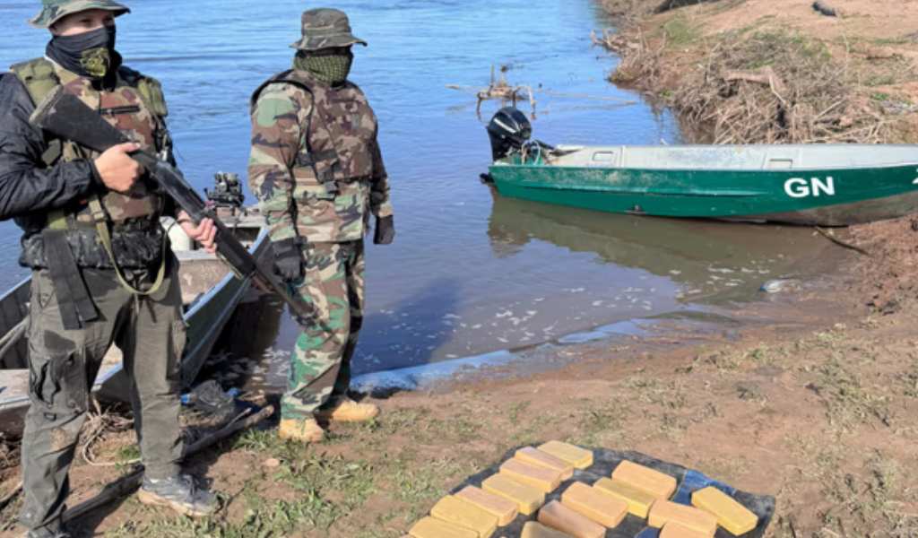 Orán: Interceptan una lancha en el Río Bermejo con un cargamento de cocaína: Sus ocupantes huyeron pero se olvidaron el DNI