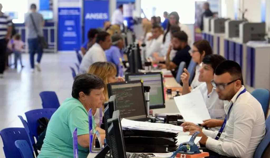Estatales nacionales llegaron a un acuerdo salarial: Aumentos de un 2% mensual en promedio hasta agosto y un bono de $50.000
