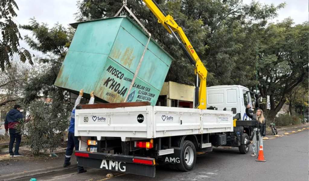 La Municipalidad de Salta sigue recuperando espacios públicos: Se retiraron dos estructuras que estaba en Avda. Roberto Romero